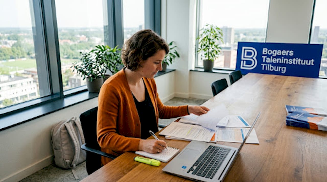 De HR-manager bekijkt de stukken aandachtig aan de vergadertafel.