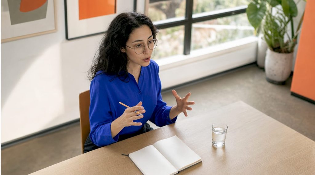 Vrouw bereidt presentatie voor in een andere taal