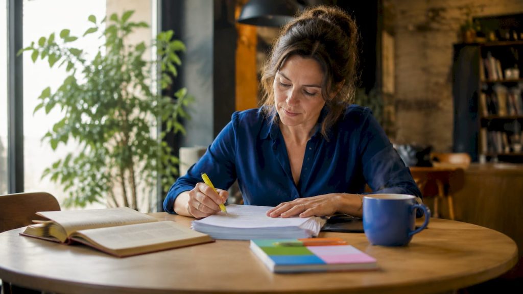 Een ervaren vertaler verzorgt de vertaling van uw documenten.