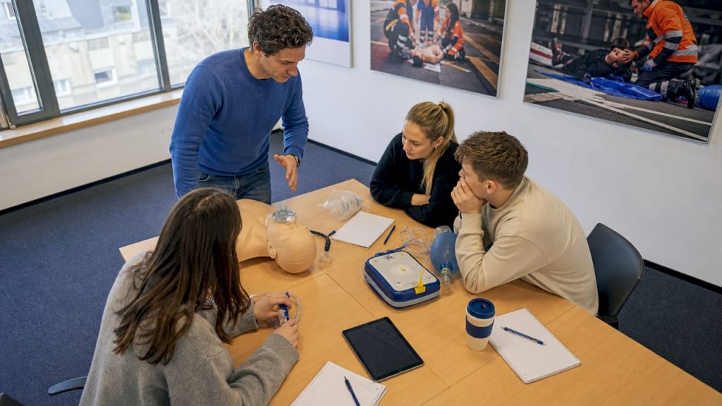 Tijdens een simulatiesessie ondersteunt de docent de studenten stap voor stap.