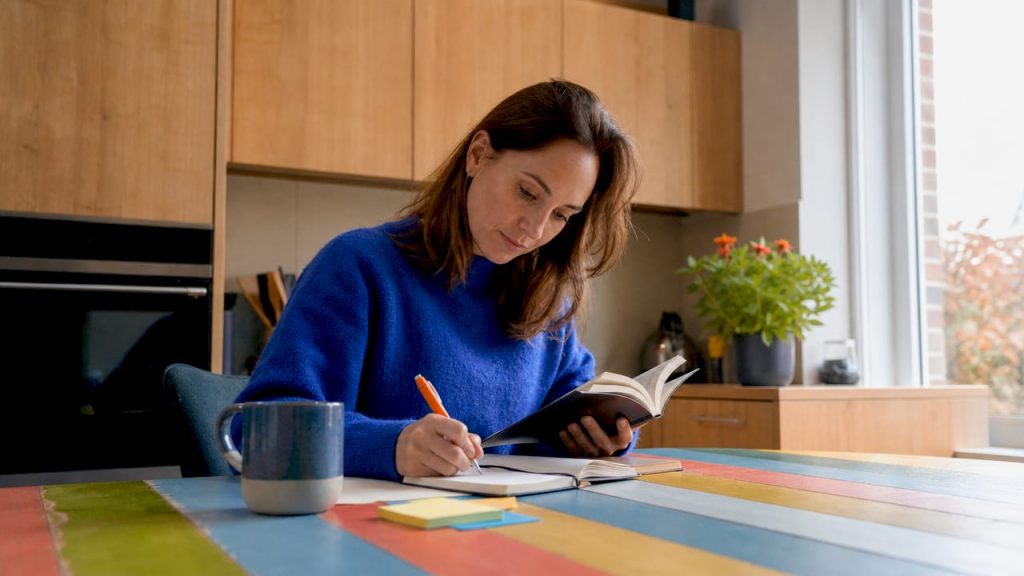 Jonge vrouw verdiept zich in een boek over taalverwerving.