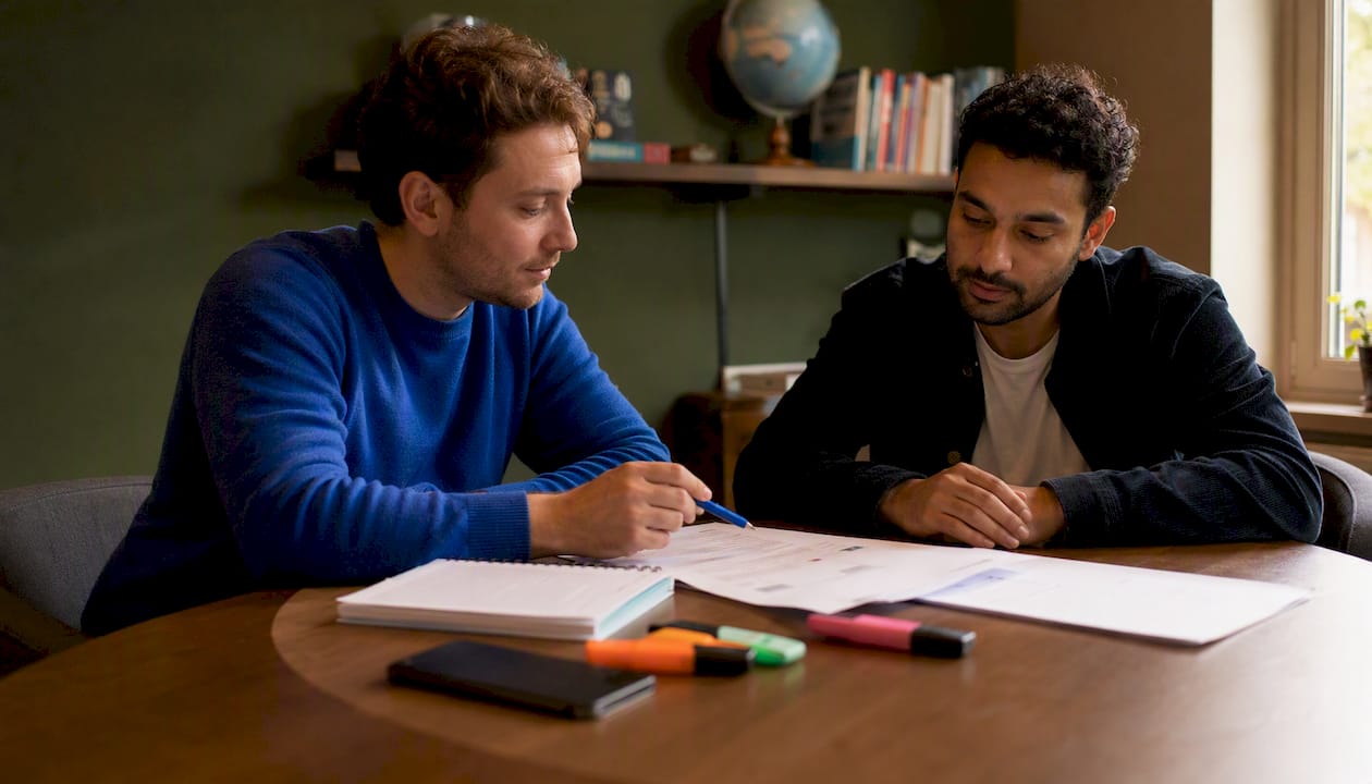Teamoverleg tussen medewerkers van het taalinstituut