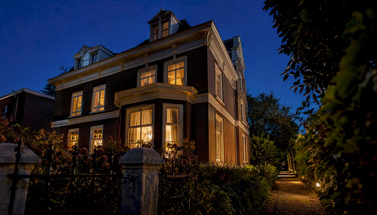 Sfeervolle Tilburgse villa met warm verlichte gevel