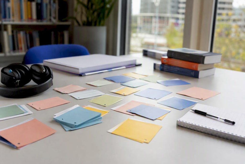 Lesmateriaal voor taal leren op een klaslokaal tafel