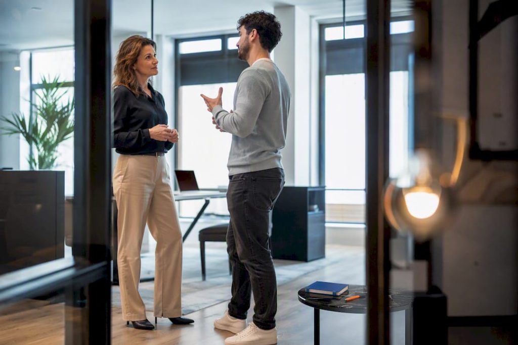 Taaltrainer ondersteunt medewerker bij werkgerichte taaloefeningen