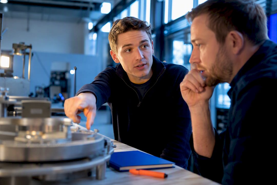 In het laboratorium oefenen technici een overleg in het Engels
