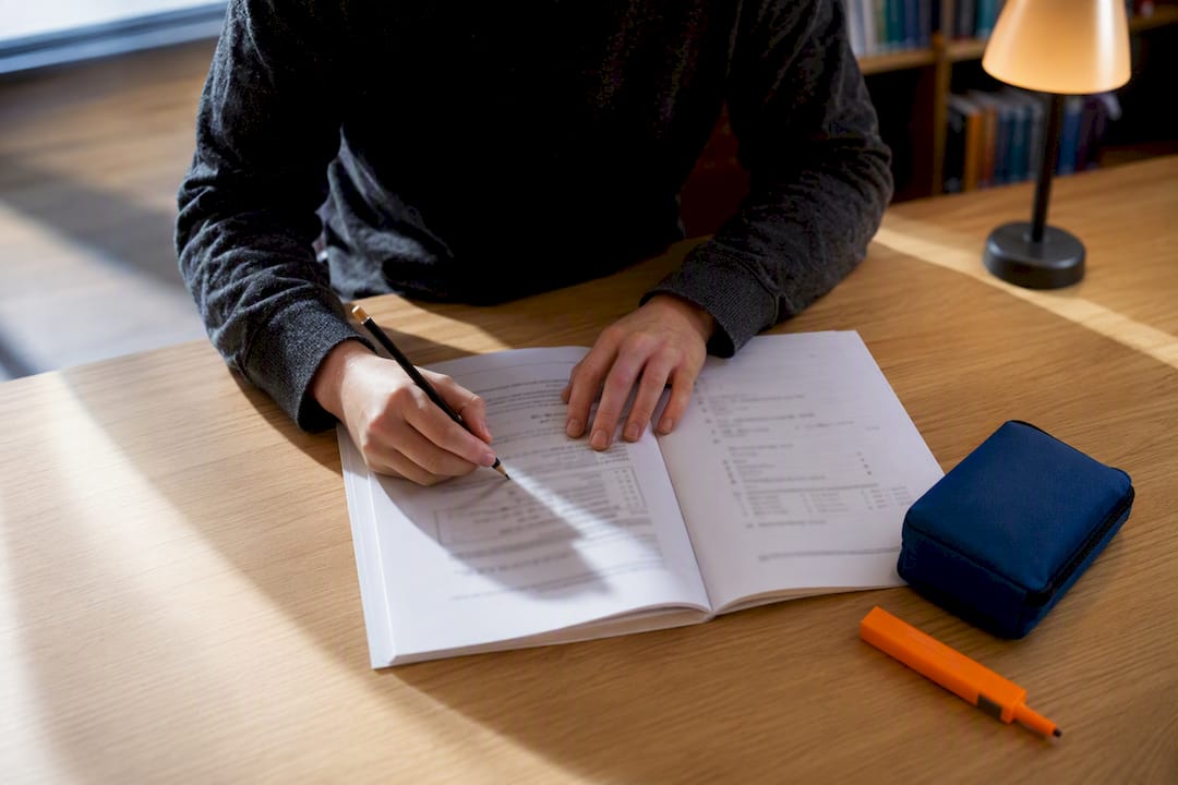 Student doet oefenexamens voor het Cambridge-examen