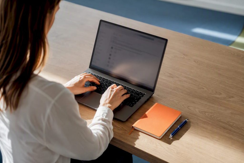 Professional schrijft een zakelijke e-mail in het Engels