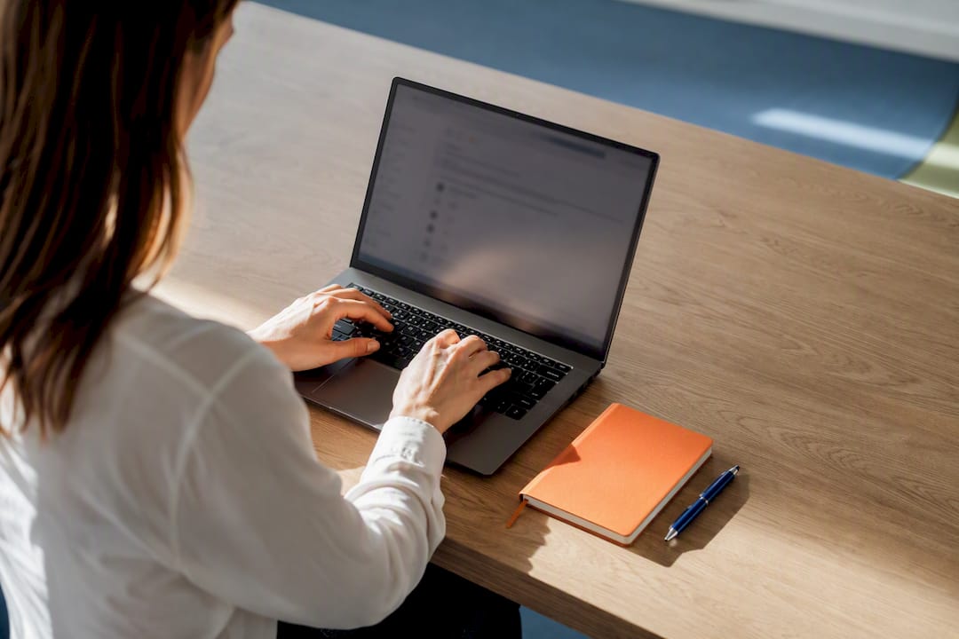 Professional schrijft een zakelijke e-mail in het Engels