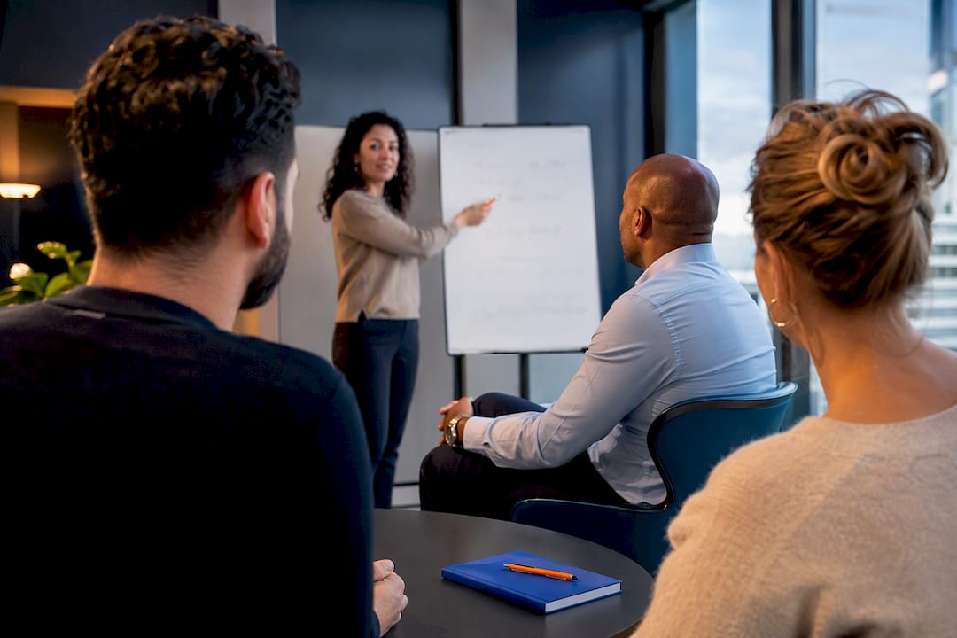 Medewerkers volgen taaltraining op de werkvloer