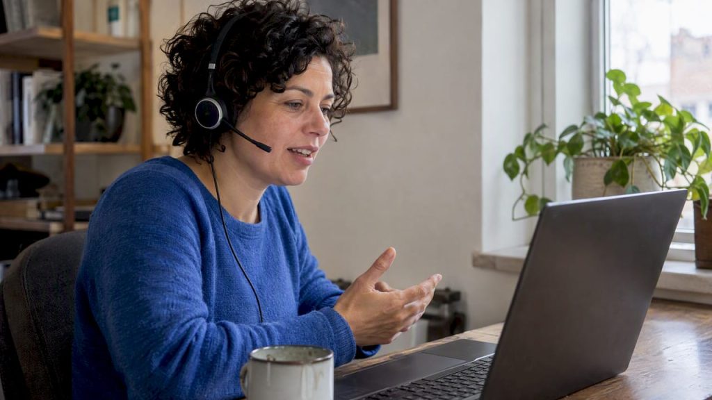 De cursist spreekt tijdens een online taalles